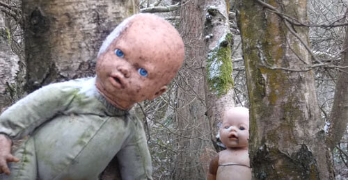 Гуляя по лесу, женщина наткнулась на зловещий кукольный алтарь