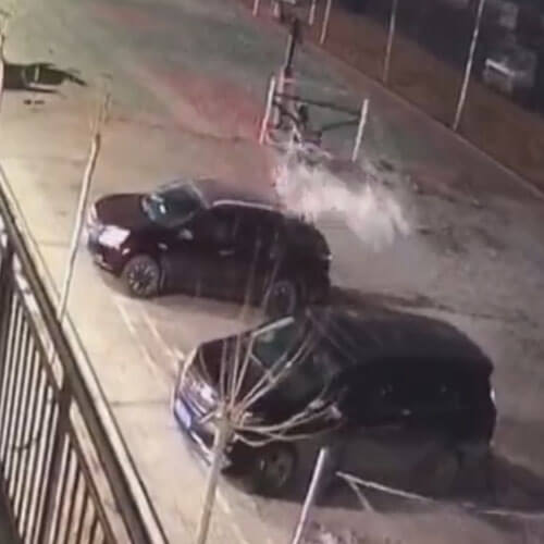 Припаркованные машины пострадали от «одержимой» баскетбольной стойки