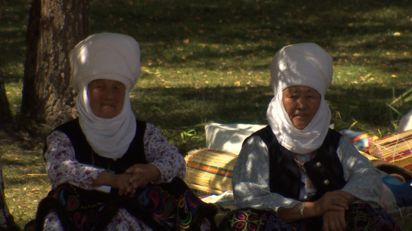 Саван, который всегда с тобой: что такое элечек и для чего его носили кыргызские женщины