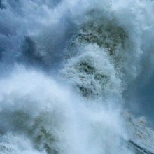 Фотограф запечатлел не только волны, но и морского бога