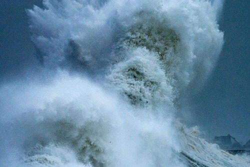 Фотограф запечатлел не только волны, но и морского бога