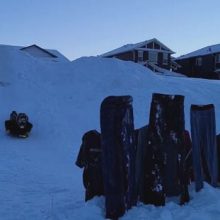 Весельчаки играют в зимний боулинг, используя вместо шара собственные головы