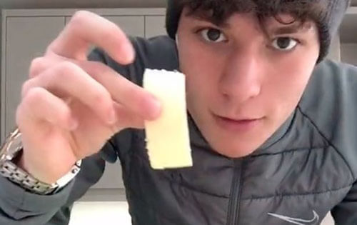 Чтобы нарезать сыр, умелец берёт не нож, а овощечистку