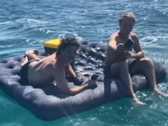 Плавание на надувном матрасе с пивом закончилось опасным морским приключением