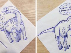Отправляясь в школу, девочка получает салфетки с мотивирующими динозаврами
