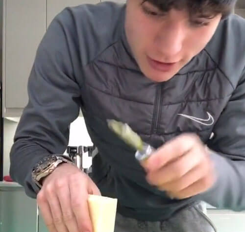 Чтобы нарезать сыр, умелец берёт не нож, а овощечистку