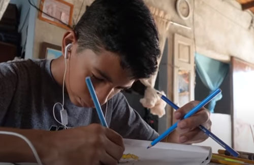 Подросток-аутист продаёт рисунки, чтобы помочь своей семье