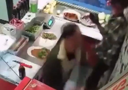 Отведав слишком острой еды, посетитель кафе так разгорячился, что избил сотрудника