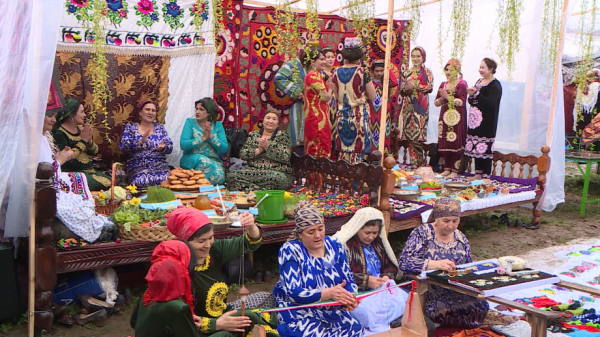 Смотрины невесты, национальные игры и благие дела: как отмечают Навруз в Таджикистане