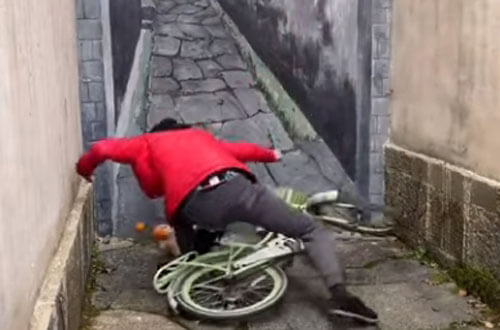 Велосипедист въехал. Велосипед въехал в стену. Велосипедист заехал в бетон. Велосипедист ударился об стену. Велосипедист врезался в столб.