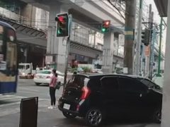 Диско-светофор смутил водителей и пешеходов