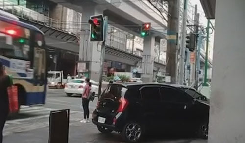 Диско-светофор смутил водителей и пешеходов