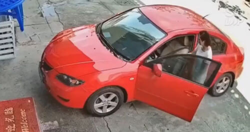 Красивая машина красного цвета была повреждена нелепым образом
