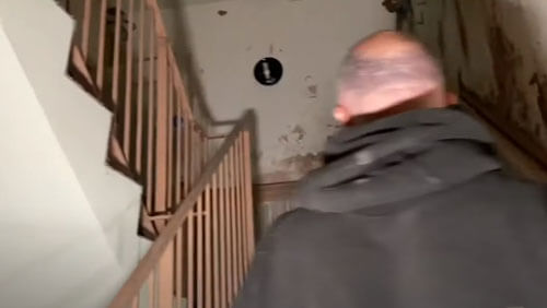Явившись в заброшенный дом престарелых, исследователи сняли на видео призрака