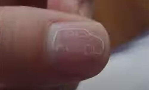 Мультфильм с движущейся машиной нарисовали на отрастающем ногте
