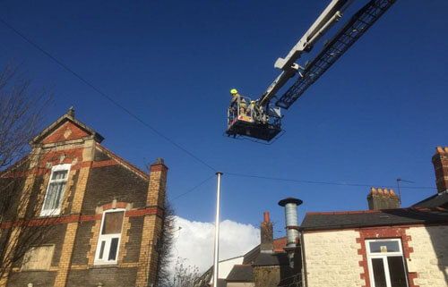Пожарные благополучно сняли кота, забравшегося на крышу