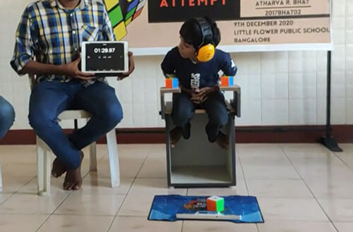 Маленький рекордсмен руками и ногами собрал три кубика Рубика одновременно