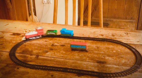С игрушечным поездом случилась комичная неприятность