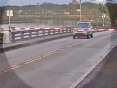 Полиция ищет водителя, рискнувшего жизнью на разводном мосту