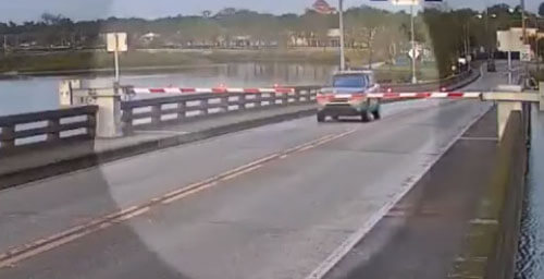 Полиция ищет водителя, рискнувшего жизнью на разводном мосту