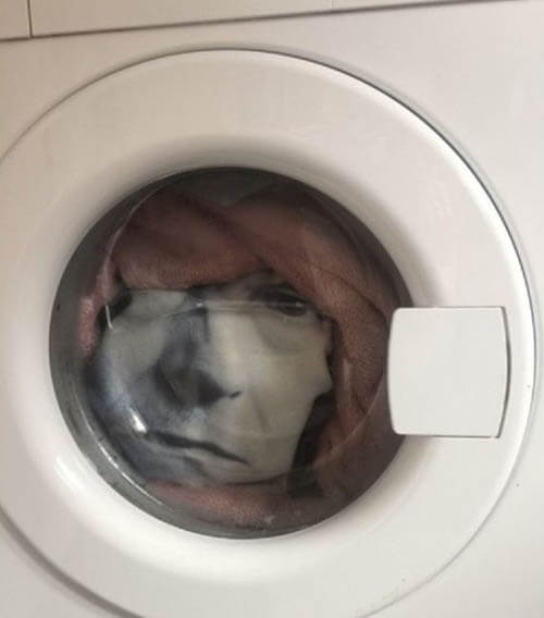 Мужчину чуть не хватил удар, когда он увидел лицо в стиральной машине