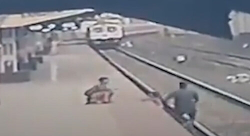 Железнодорожник рискнул жизнью, чтобы спасти мальчика