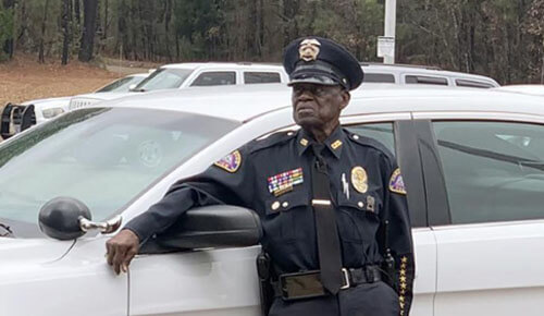 Несмотря на преклонный возраст, полицейский не желает уходить на пенсию