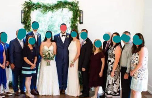 Из-за нарушения дресс-кода жених оказался в окружении двух невест