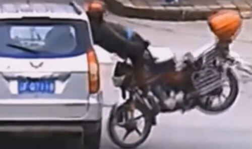Неосторожный мотоциклист «поцеловался» с автомобилем