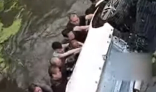 Неравнодушные очевидцы прыгнули в реку, чтобы спасти людей в перевернувшейся машине