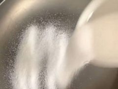 Обычная соль помогла хозяйке «реанимировать» сковородку
