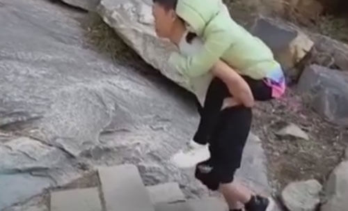 Любящий муж носит парализованную жену на вершину горы
