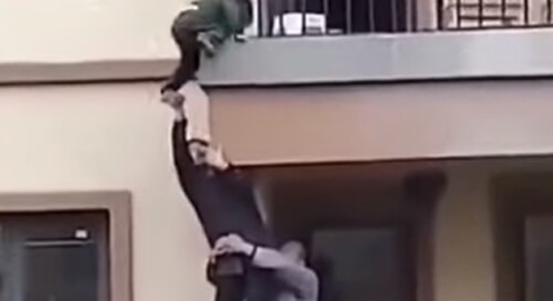 Малыш, свисавший с балкона, не упал благодаря неравнодушному мужчине
