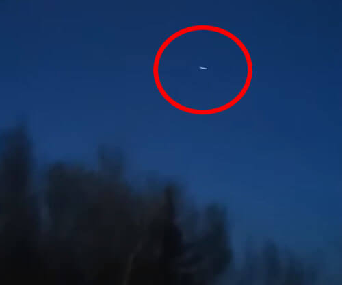 Продолговатый ярко светящийся НЛО был снят на видео