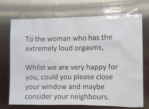 Записка от соседей пристыдила слишком страстную женщину