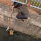 Котёнка спасли из канала с помощью импровизированного подъёмника