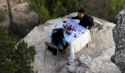 Романтик устроил ужин с дамой сердца на скале