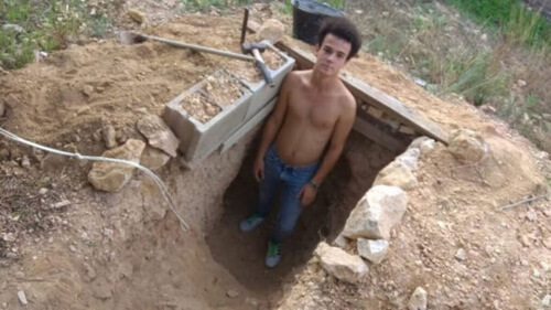 Поссорившись с родителями, подросток вырыл себе пещеру на заднем дворе