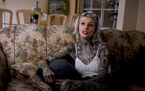 Молодая мама не стыдится своих татуировок, хотя окружающие считают их «криминальными»