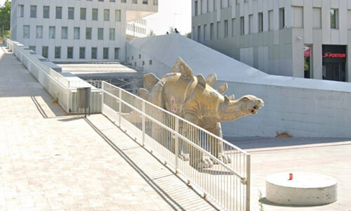 Статуя динозавра стала для несчастного мужчины смертельным капканом