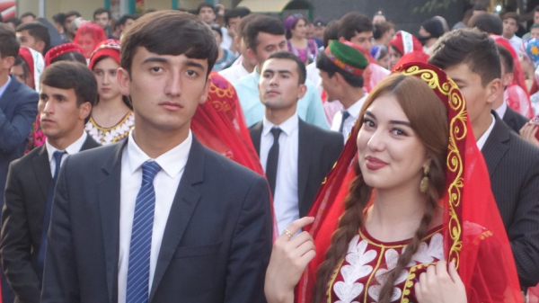 Песнь о локоне: на конкурсе красоты в Таджикистане победила женщина с волосами длиной 190 см