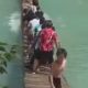 Покачавшись на мосту, туристы получили слишком острые впечатления