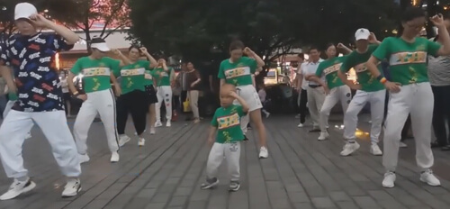 Малыш показал свои хореографические таланты, и его приняли в танцевальную команду