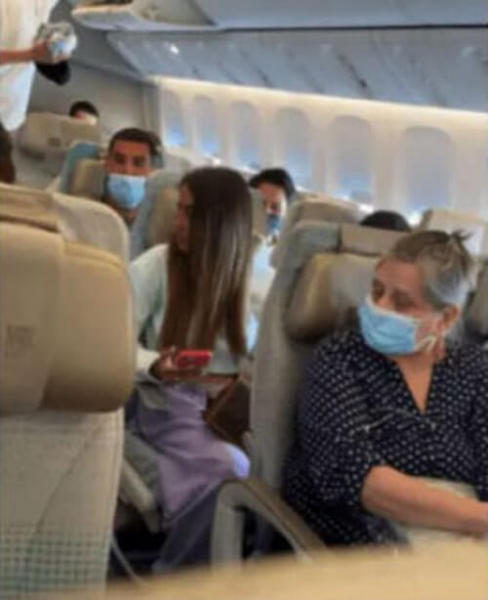 Дама попыталась удивить подписчиков фотографией из бизнес-класса самолёта, но безуспешно