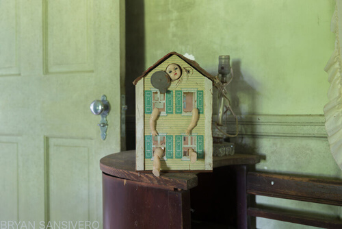 Фотограф обнаружил в глуши старый дом с жутковатыми куклами