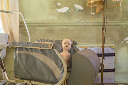 Фотограф обнаружил в глуши старый дом с жутковатыми куклами