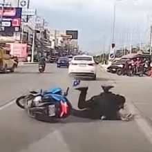 Водитель вовремя среагировал и не наехал на мотоциклиста и его пассажира