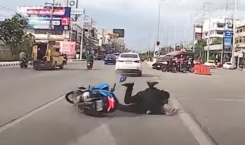 Водитель вовремя среагировал и не наехал на мотоциклиста и его пассажира