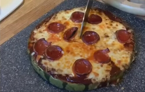 Кулинар приготовил удивительную арбузную пиццу