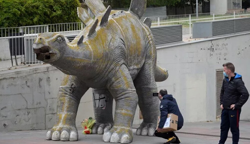 Статуя динозавра стала для несчастного мужчины смертельным капканом